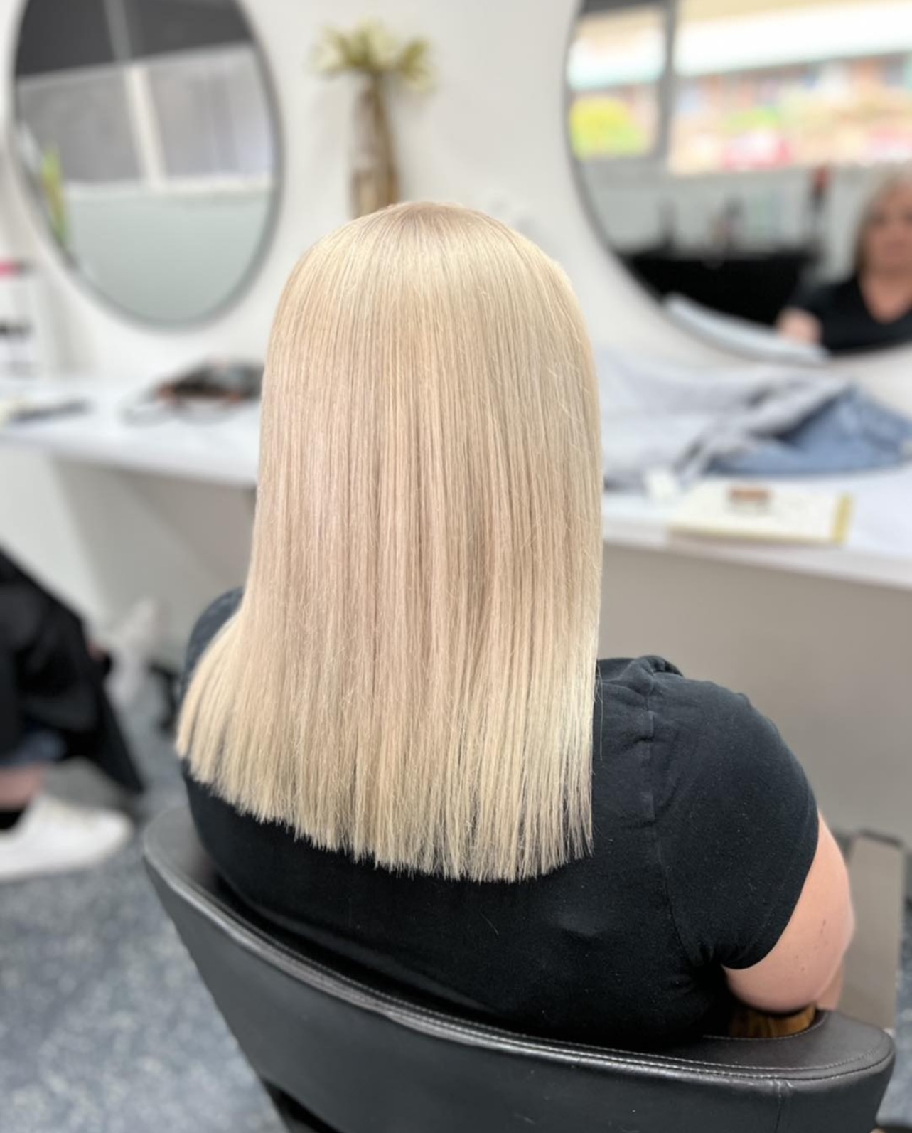 medium straight blonde hair